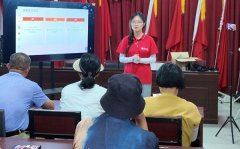 <b>向实践团展现了他制做的《老年人防骗指南》</b>